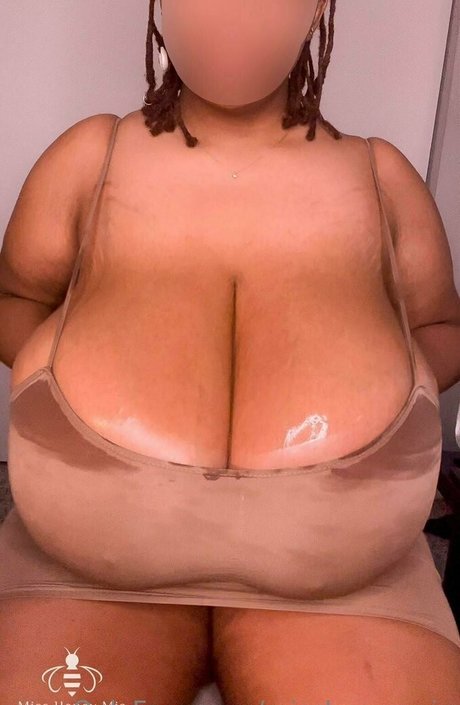Photo nue de fuite OnlyFans de Miss Honey Mia