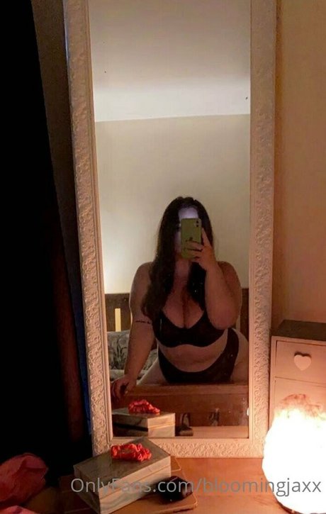 Photo nue de fuite OnlyFans de Bloomingjaxx