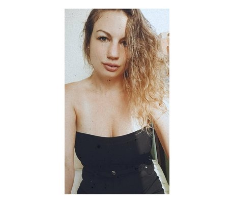 Photo nue de fuite OnlyFans de Fuzyfruzsina