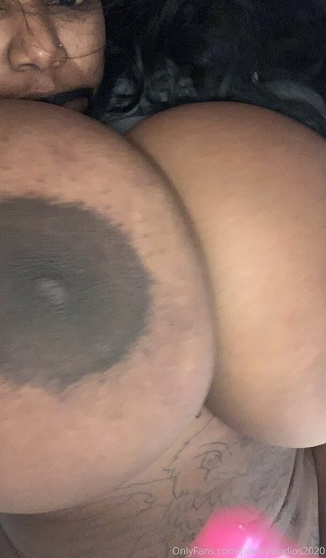 Photo nue de fuite OnlyFans de Poetrystudios2020