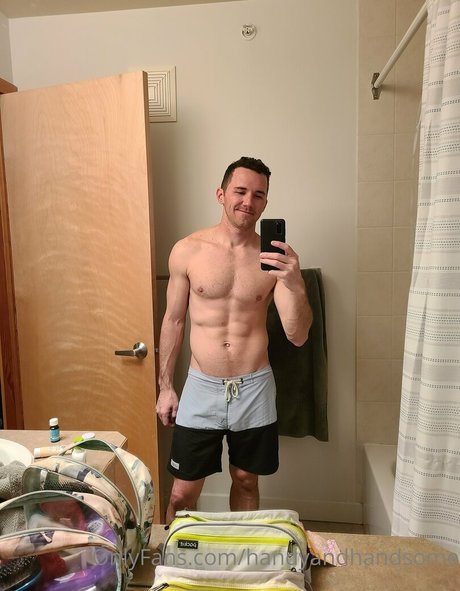 Photo nue de fuite OnlyFans de Handyandhandsome