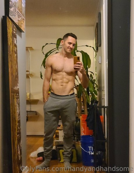 Photo nue de fuite OnlyFans de Handyandhandsome