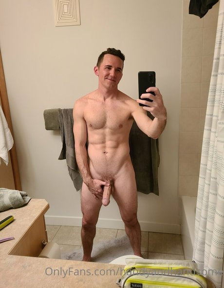Photo nue de fuite OnlyFans de Handyandhandsome