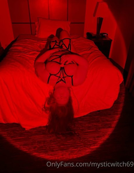 Photo nue de fuite OnlyFans de Mysticwitch69