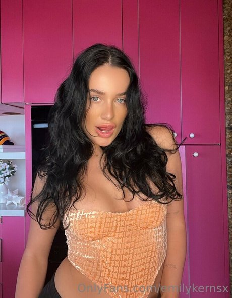 Photo nue de fuite OnlyFans de Emiemilykernsx
