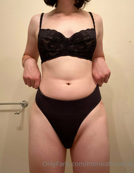 Photo nue de fuite OnlyFans de Monicaflowerss