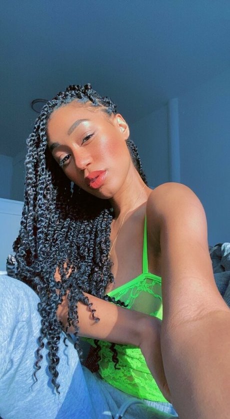Nia Simone