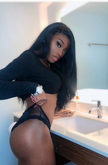 Photo nue de fuite OnlyFans de Youknowgisele
