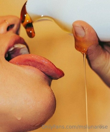 Photo nue de fuite OnlyFans de Mslunarose