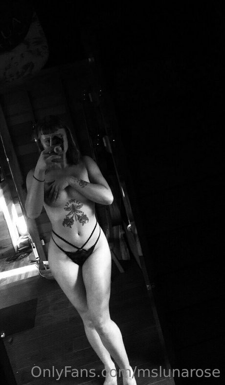 Photo nue de fuite OnlyFans de Mslunarose