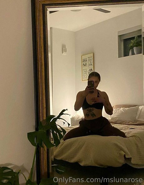Photo nue de fuite OnlyFans de Mslunarose
