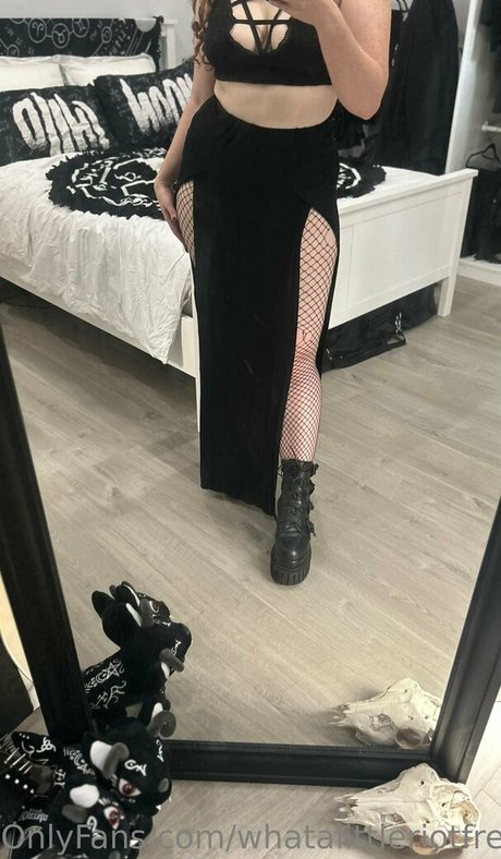 Photo nue de fuite OnlyFans de Whatalittleriotfree