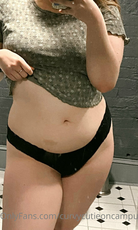 Photo nue de fuite OnlyFans de Curvycutieoncampus