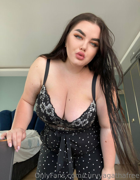 Photo nue de fuite OnlyFans de Curvyagathafree