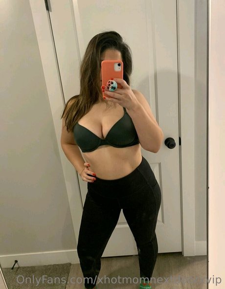Photo nue de fuite OnlyFans de Milf Next Door