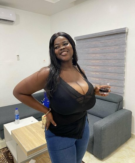 Photo nue de fuite OnlyFans de Chioma Lovv