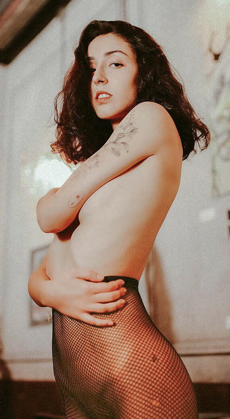 Photo nue de fuite OnlyFans de Naissance