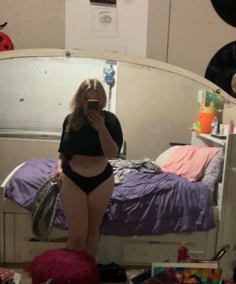 Photo nue de fuite OnlyFans de Yourstrulysav1