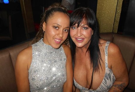 Photo nue de fuite OnlyFans de Mothervsdaughter