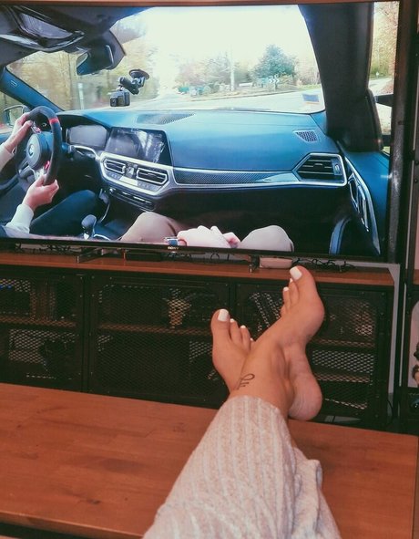 Livie Feet