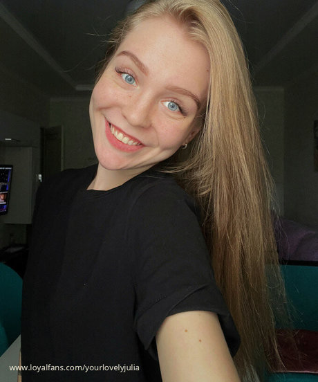 Photo nue de fuite OnlyFans de Yourlovelyjulia