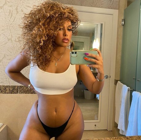 Photo nue de fuite OnlyFans de Aisha Thalia
