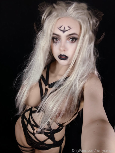 Photo nue de fuite OnlyFans de Hailly Senpai