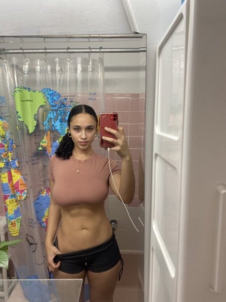 Photo nue de fuite OnlyFans de Sarina