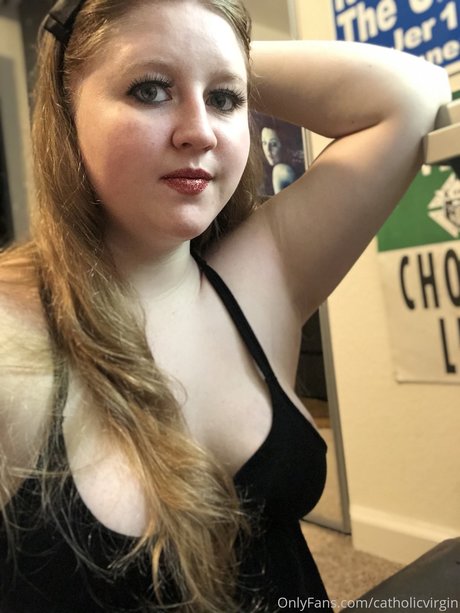 Photo nue de fuite OnlyFans de Catholic Virgin