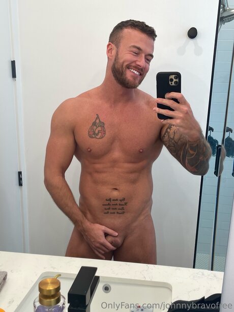 Photo nue de fuite OnlyFans de Johnnybravofree