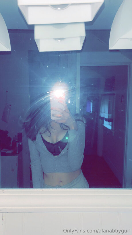 Photo nue de fuite OnlyFans de Alanabbygurl