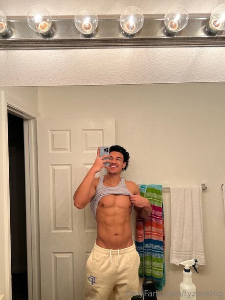 Photo nue de fuite OnlyFans de Tyzonking