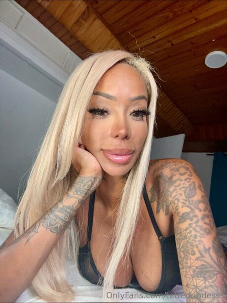 Photo nue de fuite OnlyFans de Desiwiththetatts