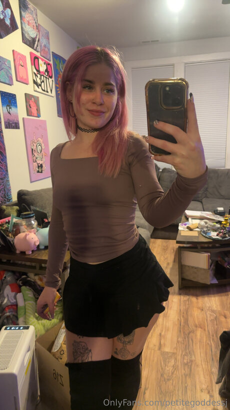 Photo nue de fuite OnlyFans de Petitegoddessj