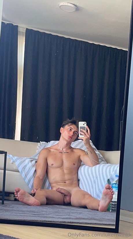 Photo nue de fuite OnlyFans de Lukertwinkk