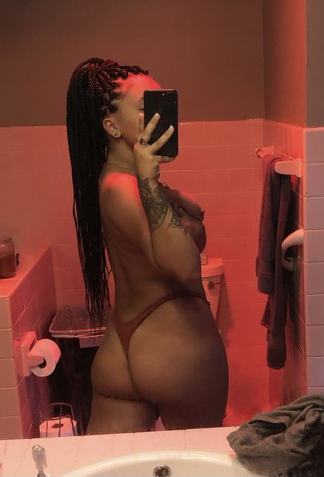 Photo nue de fuite OnlyFans de Vieraralyn