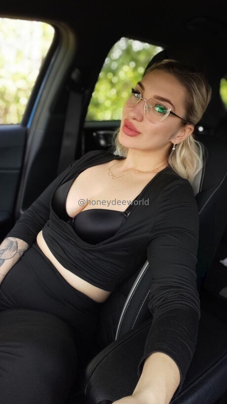 Photo nue de fuite OnlyFans de Honeydeeworld