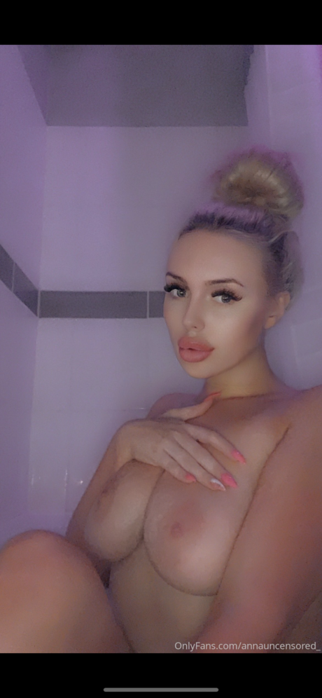 Photo nue de fuite OnlyFans de A N N A R O S E