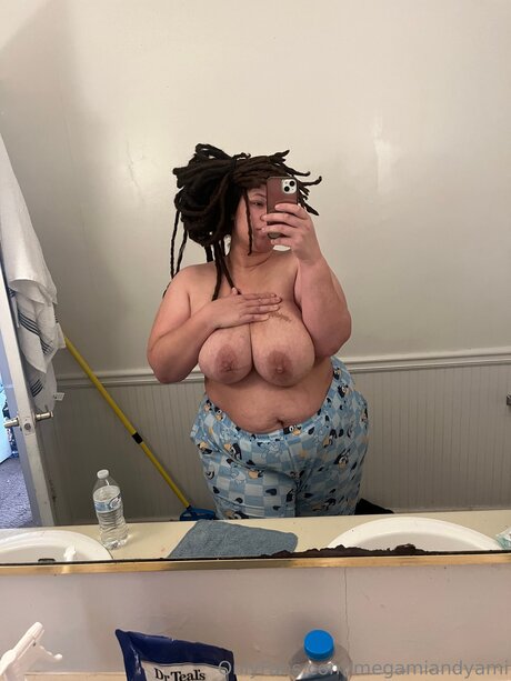 Photo nue de fuite OnlyFans de Megamiandyami