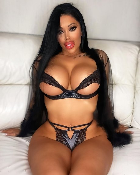 Photo nue de fuite OnlyFans de Lara Frost