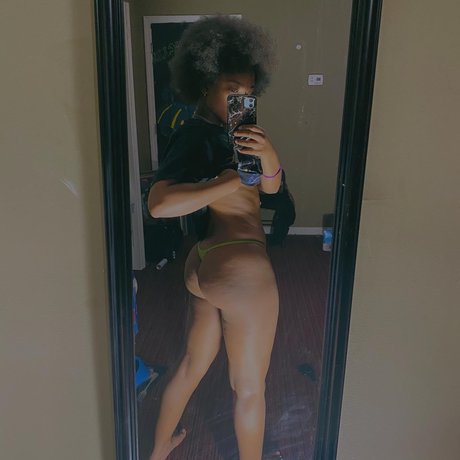 Photo nue de fuite OnlyFans de Little Me