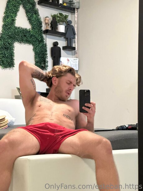 Photo nue de fuite OnlyFans de Esteban Https