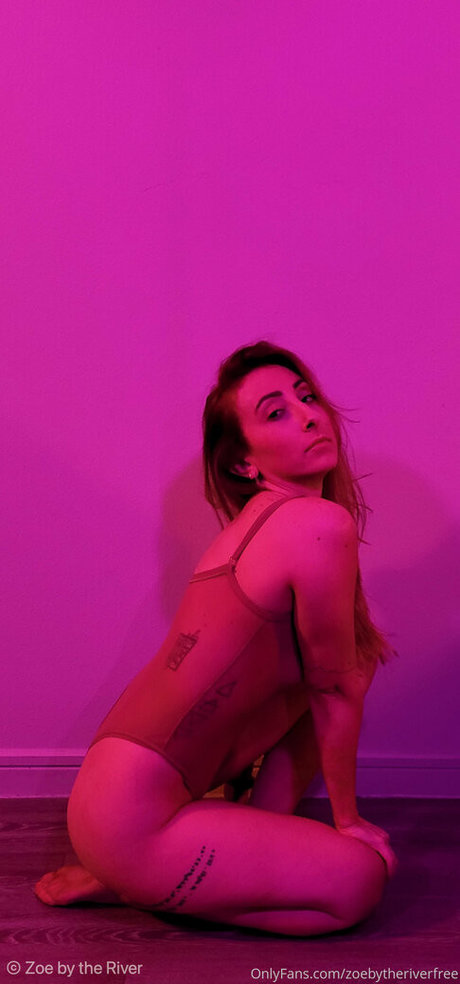 Photo nue de fuite OnlyFans de Zoebytheriverfree