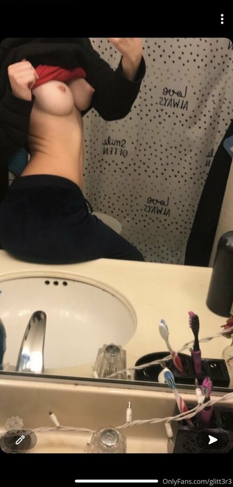 Photo nue de fuite OnlyFans de Glitt3r3