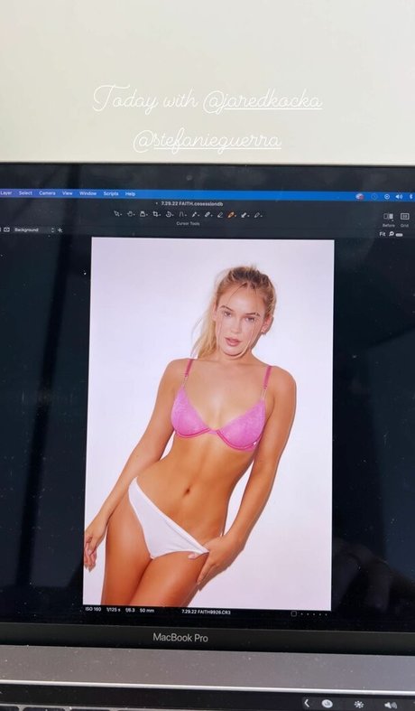 Photo nue de fuite OnlyFans de Faith Schroder