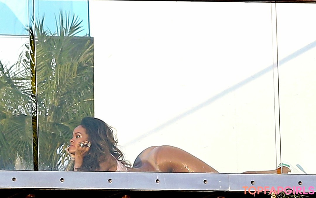 Photo nue de fuite OnlyFans de Rihanna #1199