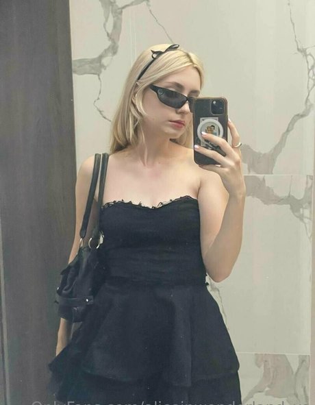 Photo nue de fuite OnlyFans de Aliceinwonderlandxo