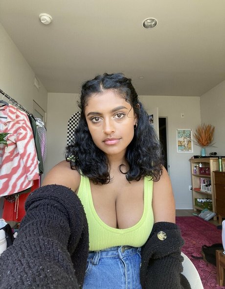 Photo nue de fuite OnlyFans de Yamini Nambimadom