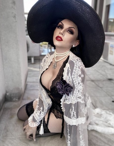 Ezy Summers Cosplay