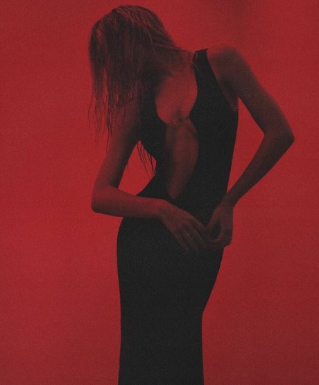 Alexis Ren